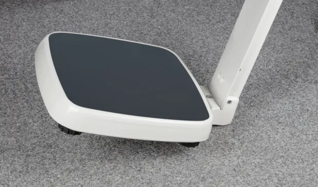 Ansicht zeigt die KERN MPN 200K-1PM geeichte Personenwaage im mobilen Einsatz