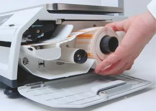 Abbildung zeigt den geöffneten Druckerbereich der Waage mit eingelegter Etikettenrolle